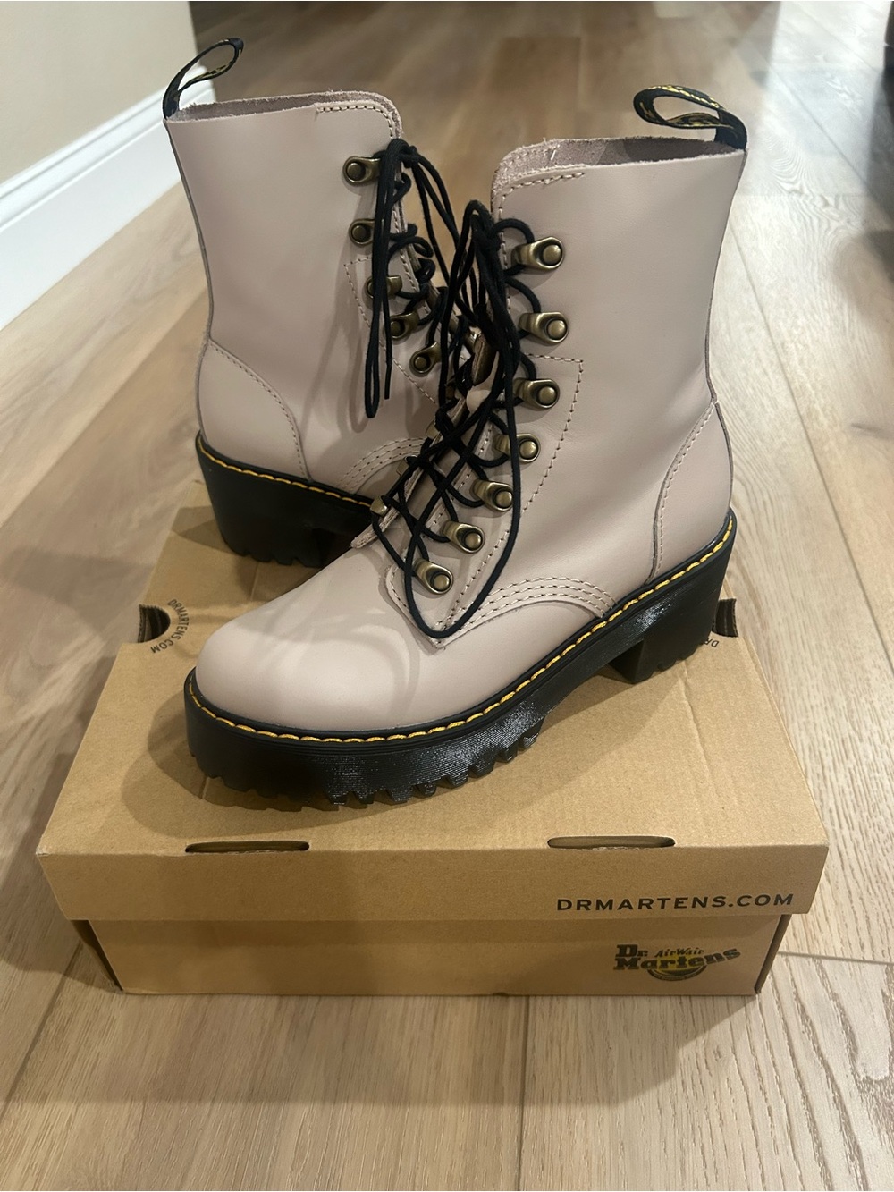 Dr. Martens Leona boots